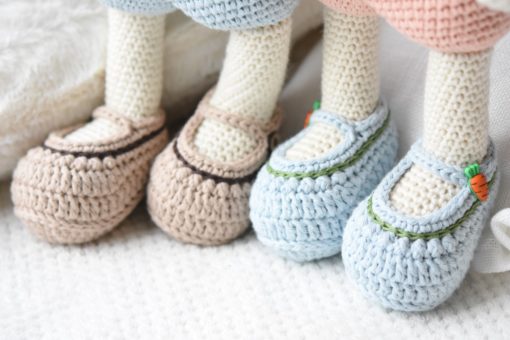 crochet slippers with carrot buttons