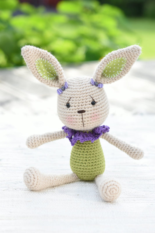 lace collar bunny amigurumi pattern