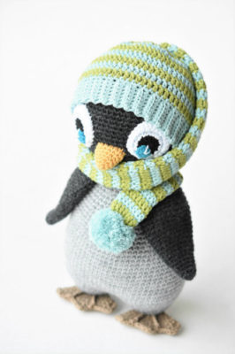 amigurumi penguin with a pompom hat (1)