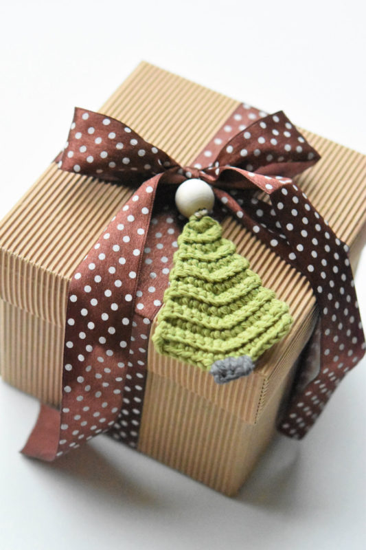 crochet ornament for gift wrapping