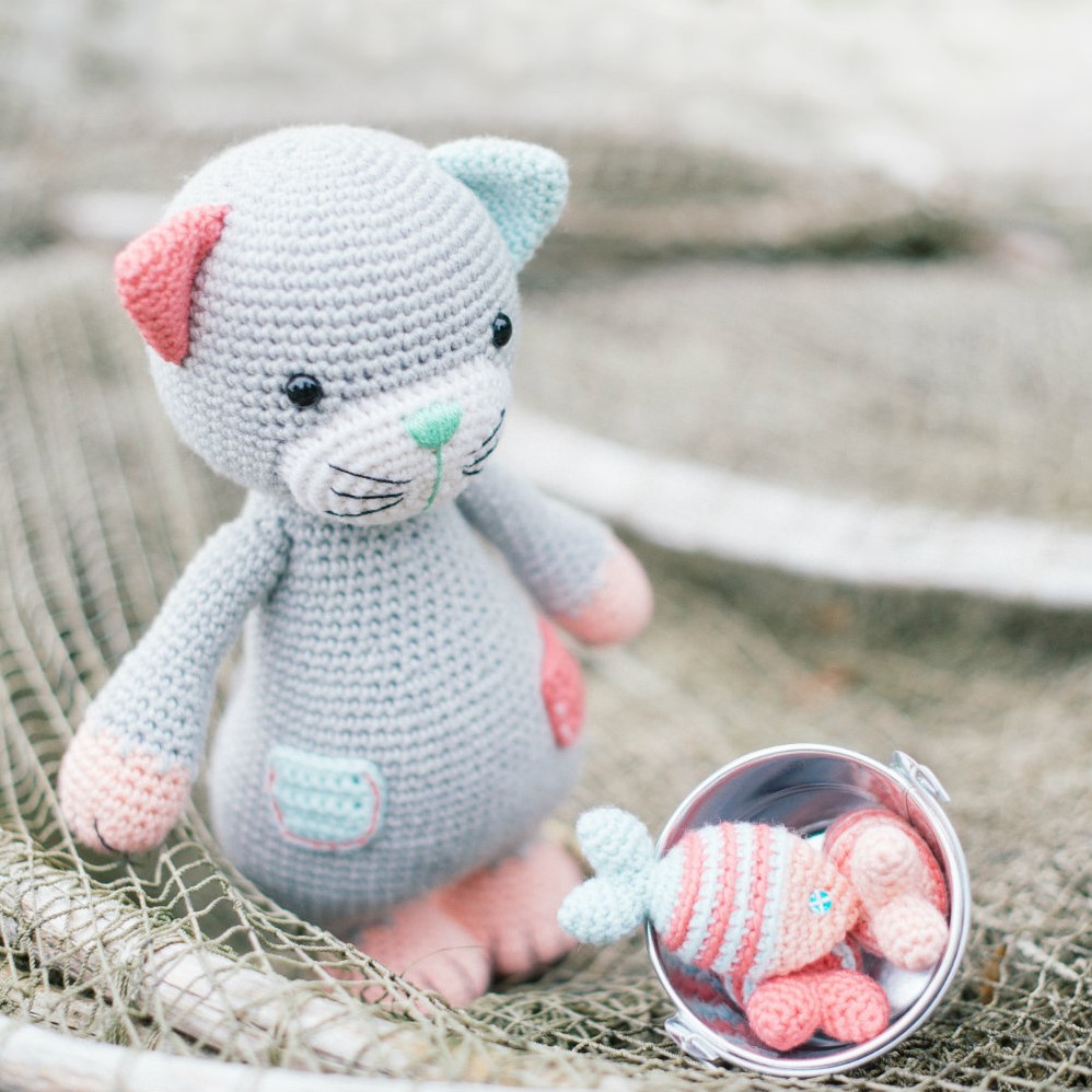 Crochet cat and small fish