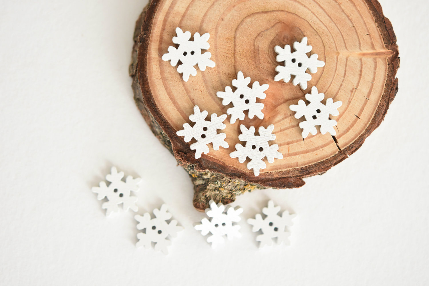 6 Snowflake Wooden Buttons - craft buttons 18mm