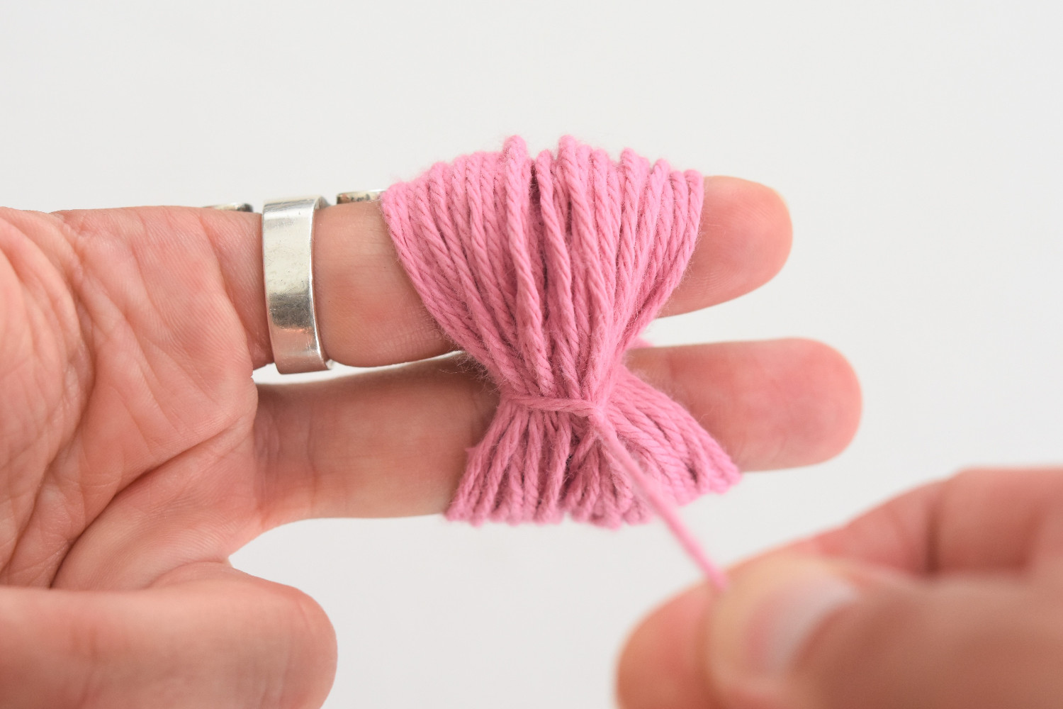 how to make yarn pompom
