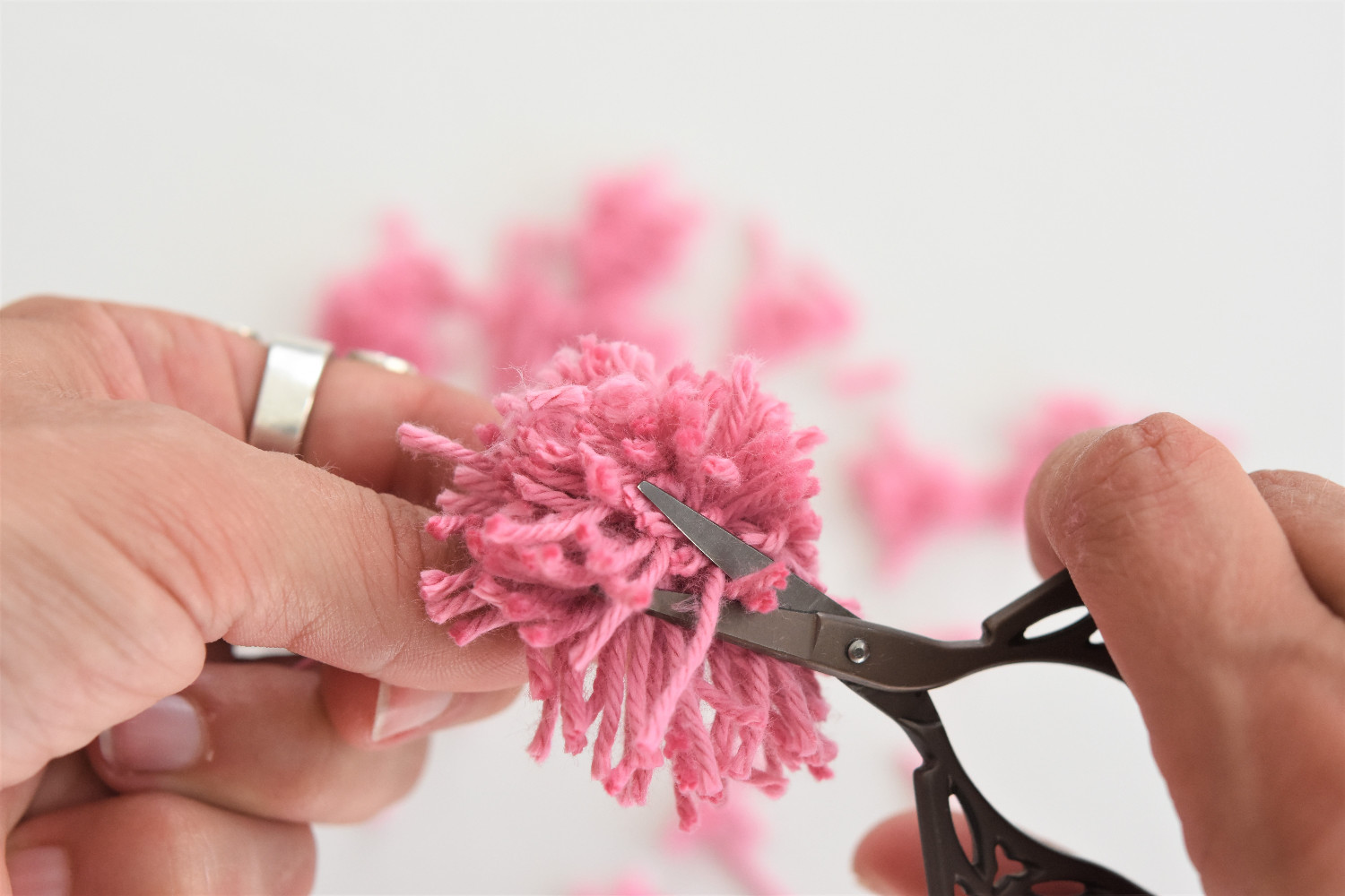 Tutorial How to make a yarn pompom using your fingers? lilleliis
