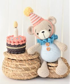 amigurumi birthday bear with a cake