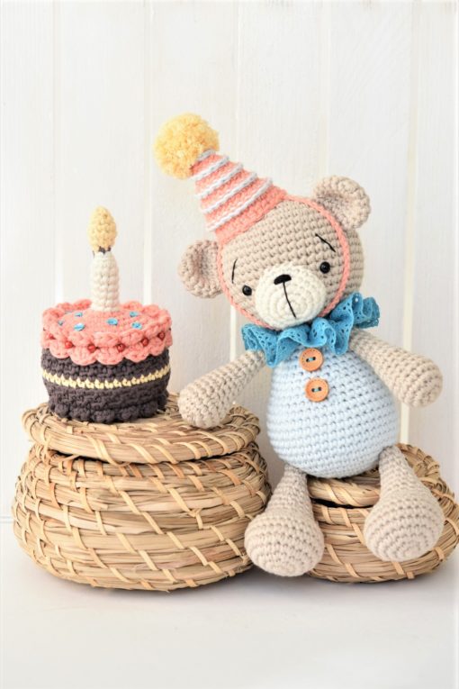 amigurumi birthday bear with a cake