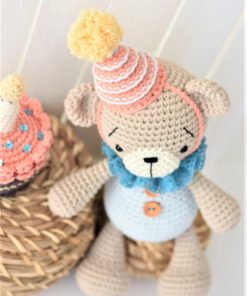 amigurumi birthday hat with pompom