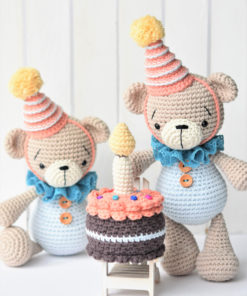 amigurumi bears wearing birthday hat and crochet cake