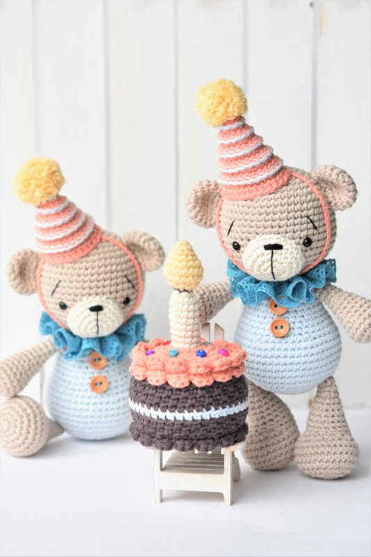 amigurumi bears wearing birthday hat and crochet cake