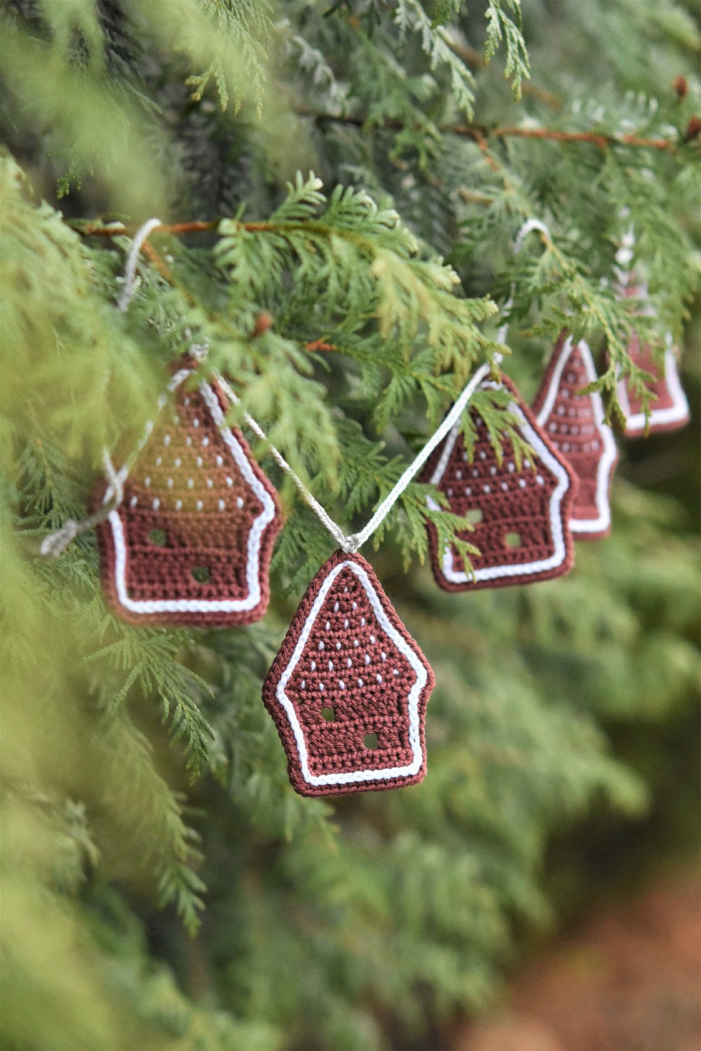 crochet gingerbread house pattern