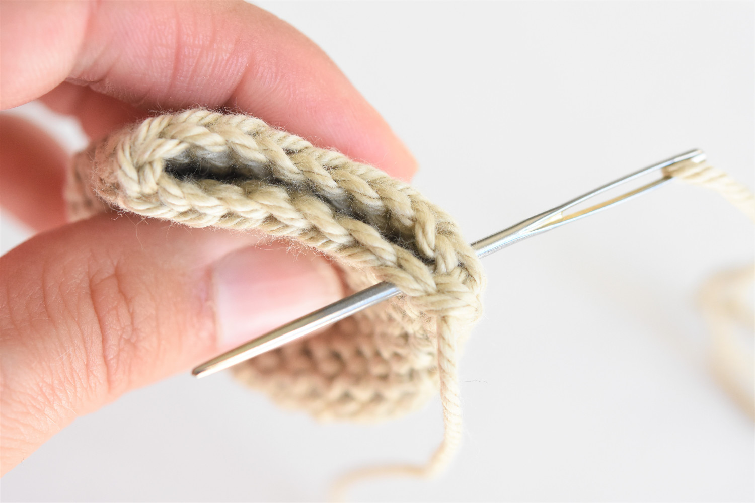 Tutorial - How to sew an amigurumi piece closed (video) | lilleliis