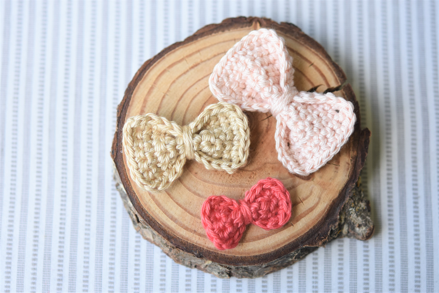 Little crochet bows 3 sizes Free crochet pattern lilleliis