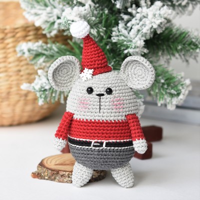 amigurumi crochet santa mouse