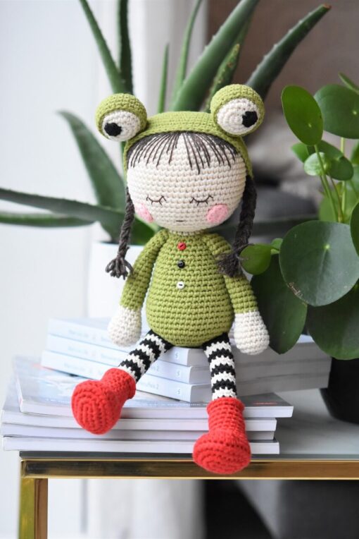 amigurumi froggy doll