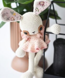 kleidiga amigurumi jänes