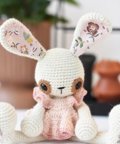 kleidiga amigurumi jänes