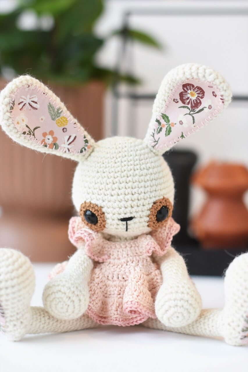 kleidiga amigurumi jänes