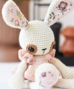 kleidiga amigurumi jänes