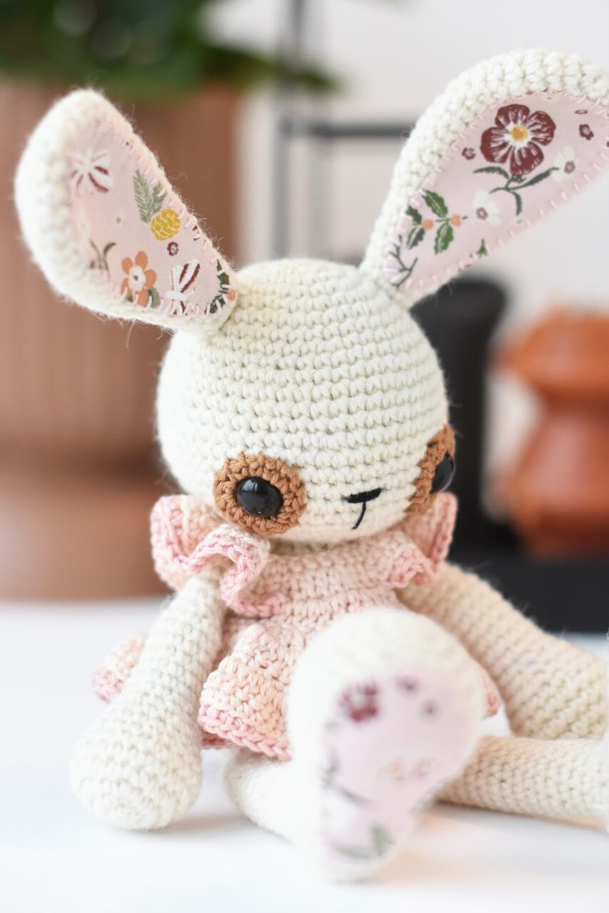 kleidiga amigurumi jänes