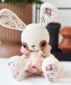 kleidiga amigurumi jänes