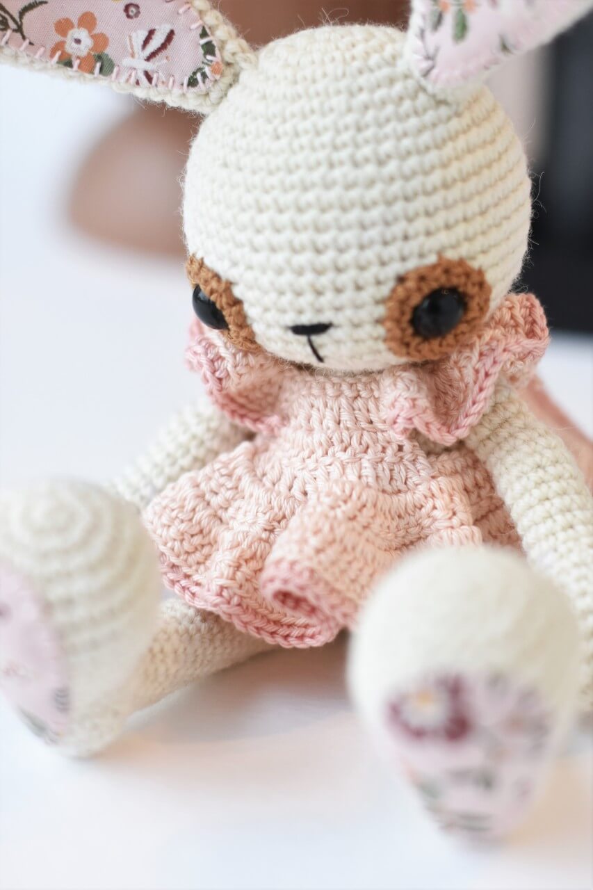 kleidiga amigurumi jänes