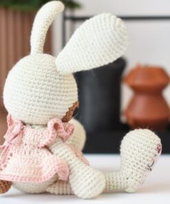 kleidiga amigurumi jänes