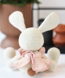 kleidiga amigurumi jänes