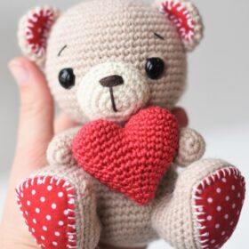 amigurumi bear with a heart
