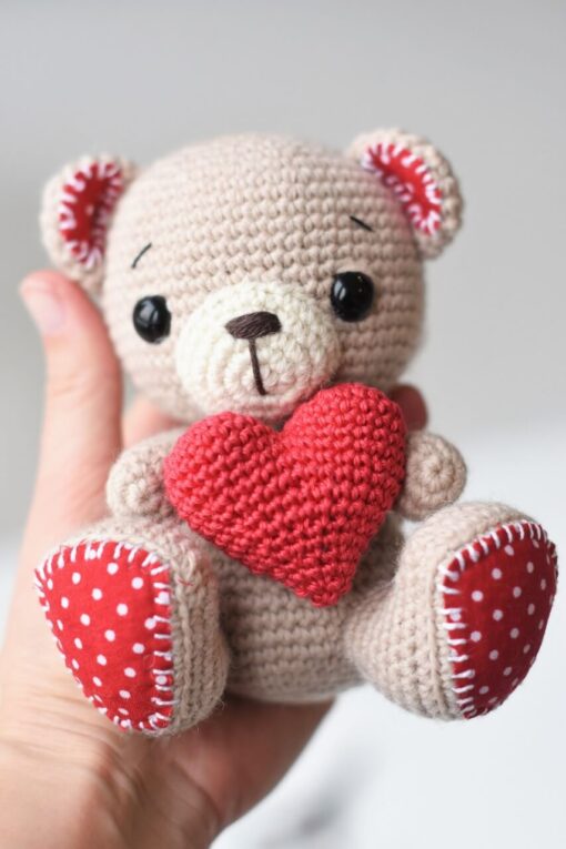 amigurumi bear with a heart