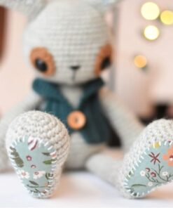 heegeldatud vestiga jänes