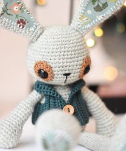 heegeldatud vestiga jänes