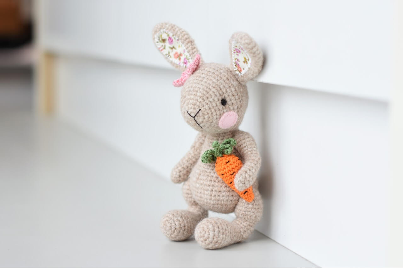 amigurumi easter bunny with a carrot