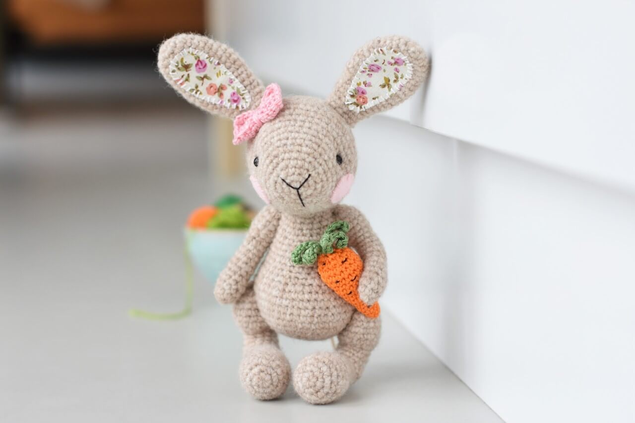 amigurumi easter bunny with a carrot