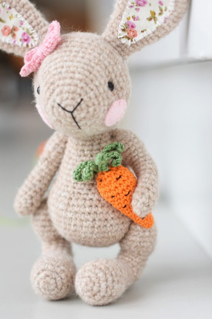 amigurumi easter bunny with a carrot