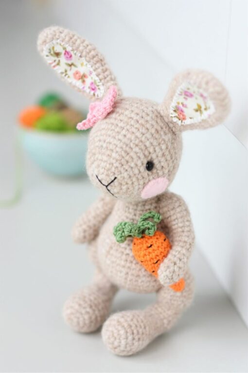 amigurumi easter bunny with a carrot