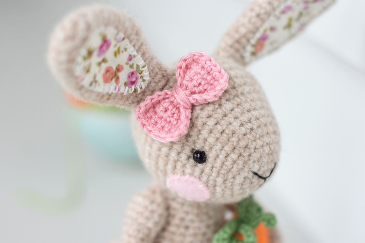 amigurumi easter bunny with a carrot