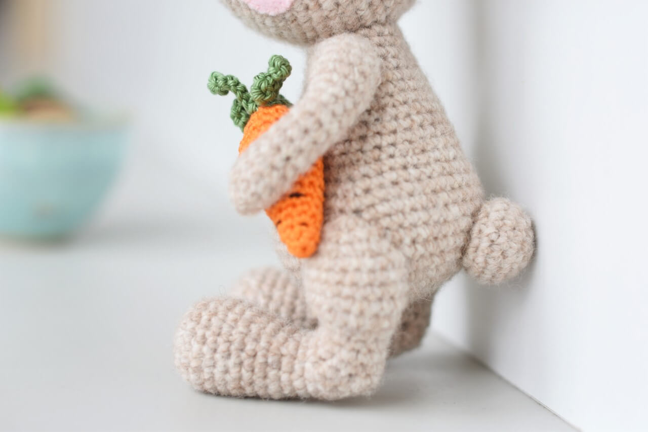 amigurumi easter bunny with a carrot