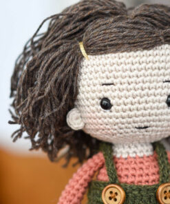 heegeldatud nukk lõngast juuksed