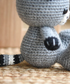 Heegeldatud kass istuv