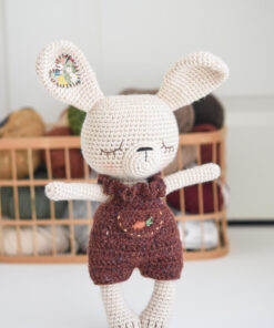 amigurumi bunny in overalls
