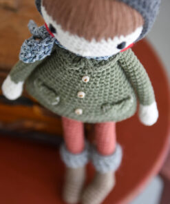 heegeldatud nukk mantli ja mütsiga