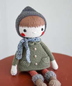 heegeldatud nukk mantli ja mütsiga