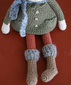 heegeldatud nukk mantli ja mütsiga