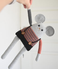 crochet mouse in overalls