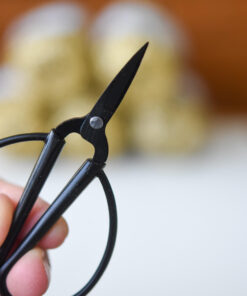 väiksed mustad käsitöökäärid