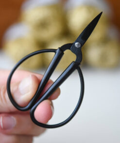 väiksed mustad käsitöökäärid