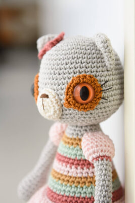 amigurumi cat with a dress and shoes