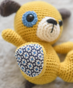 kollane koer heegeldatud