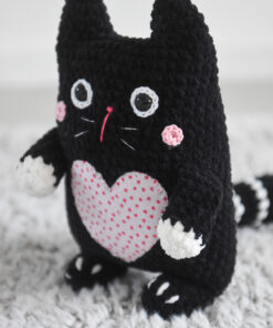 must kass heegeldatud