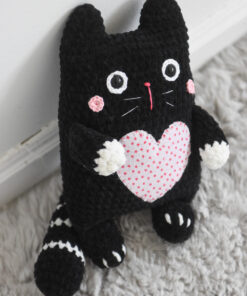 must kass heegeldatud